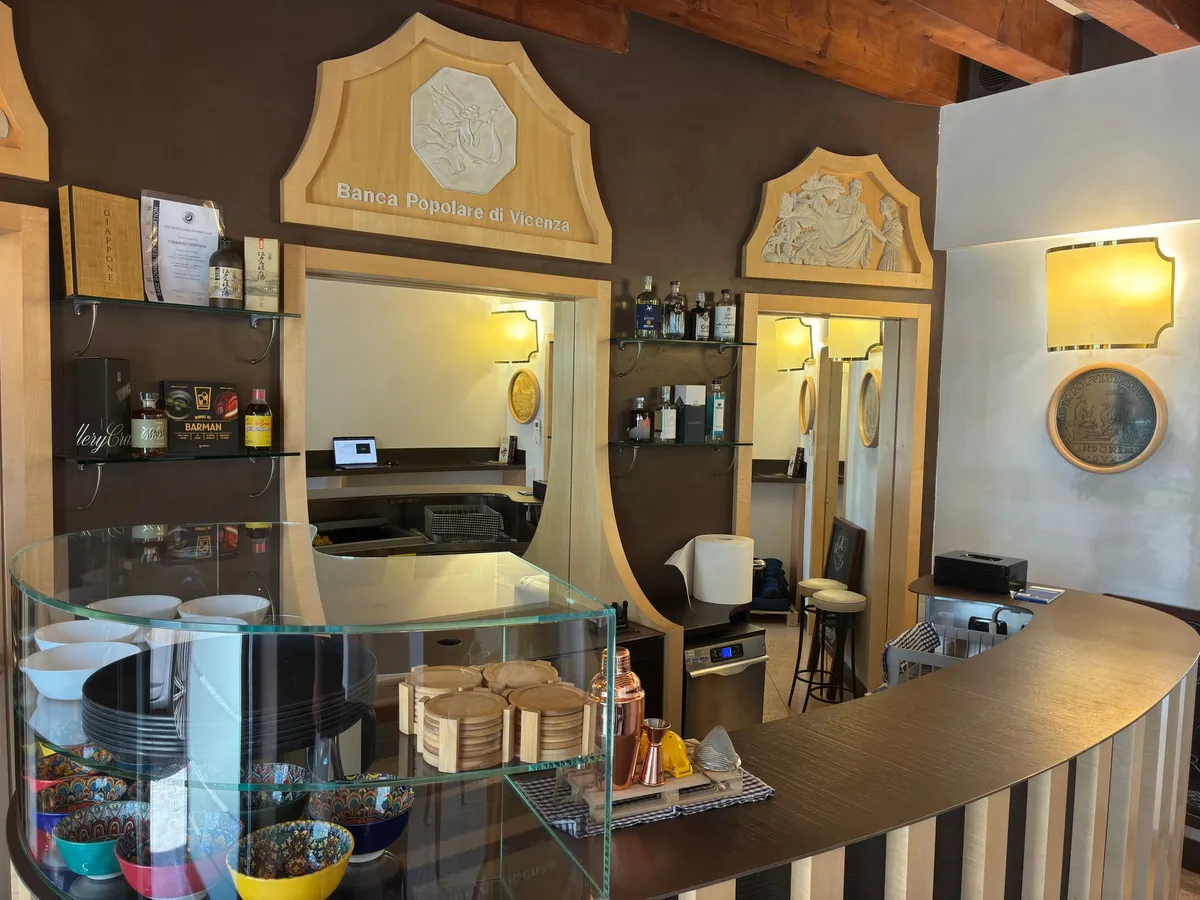 Il bancone interno del circolo
