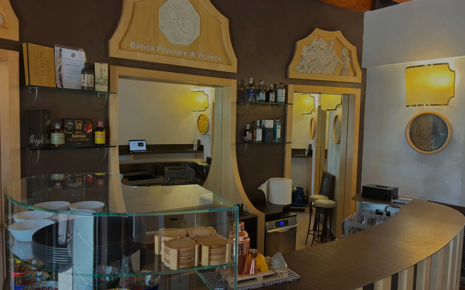 Il bancone in legno del circolo, nelle sale dell'ex banca in centro a Noale