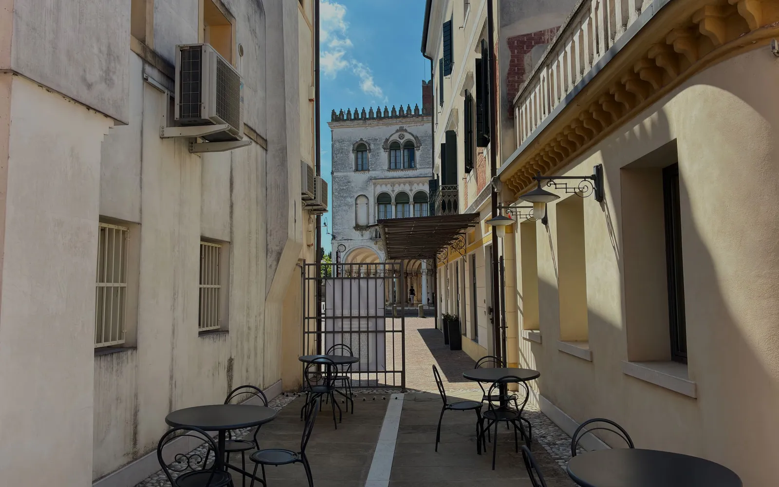I tavolini del dehor nella calle del circolo, verso la piazza di Noale