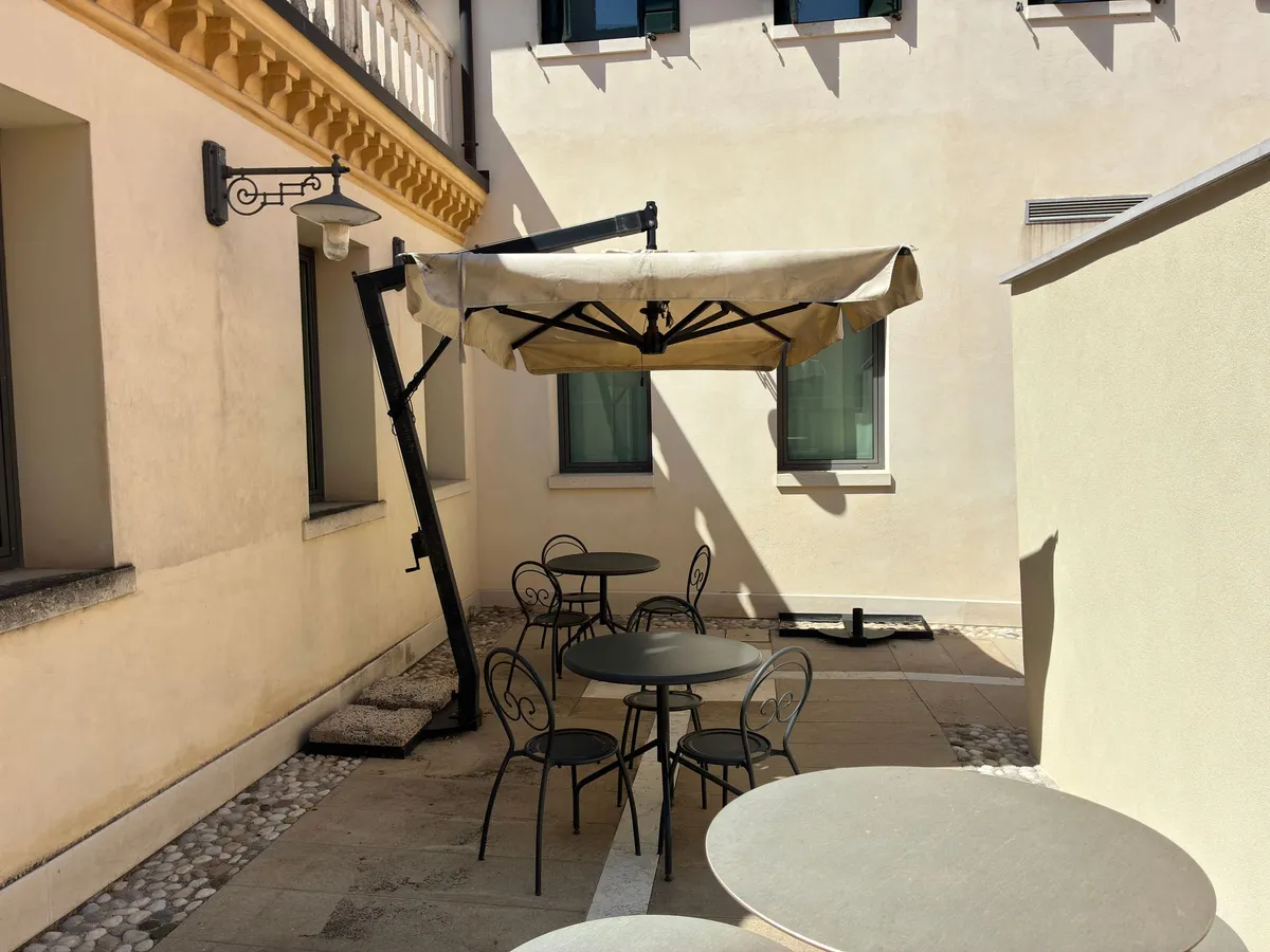 Il cortile del dehor nella piazzetta del Grano