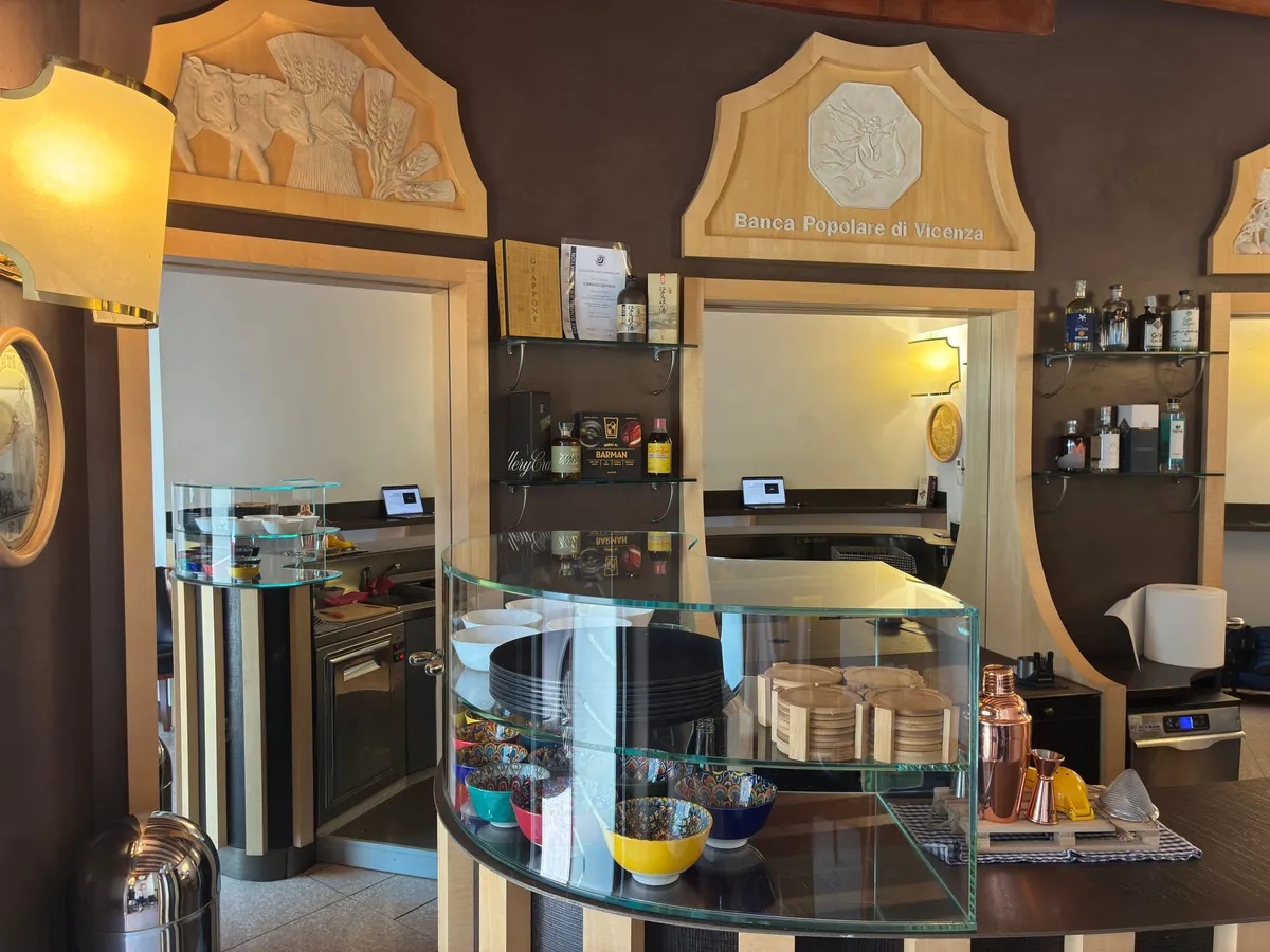 Il bancone interno del circolo, con la vetrina e gli attrezzi da barman